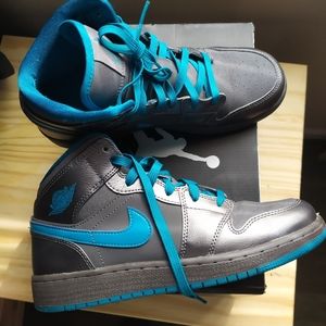 Air Jordan mid 1